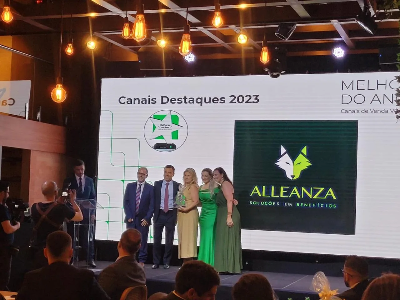 Reconhecimento da Alleanza no palco da premiação de canais de venda
