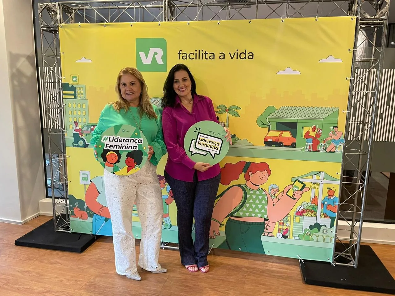 Mônica Nepomuceno Baeta representando a Alleanza no encontro Liderança Feminina